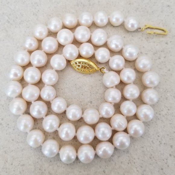 REAL Classic Pearl Necklace - Picture 2 of 4